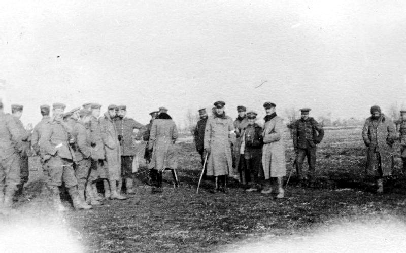 Tyske og britiske soldater i ingenmannsland under julevåpenhvilen i 1914. Foto: Imperial War Museum/Wikimedia Commons