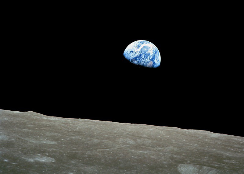 Den berømte «jordoppgangen» sett fra månen. Skal vi i fremtiden ha baser og dyrke mat med denne utsikten? Foto: NASA/Wikimedia Commons.