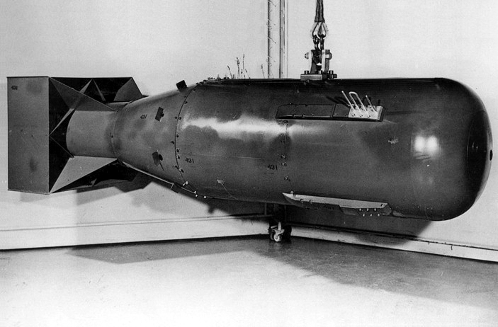 «Little Boy» – atombomben som USA slapp over Hiroshima. Bomben brukte kjernefysisk fisjon av uran, det samme tyskerne ville få til.