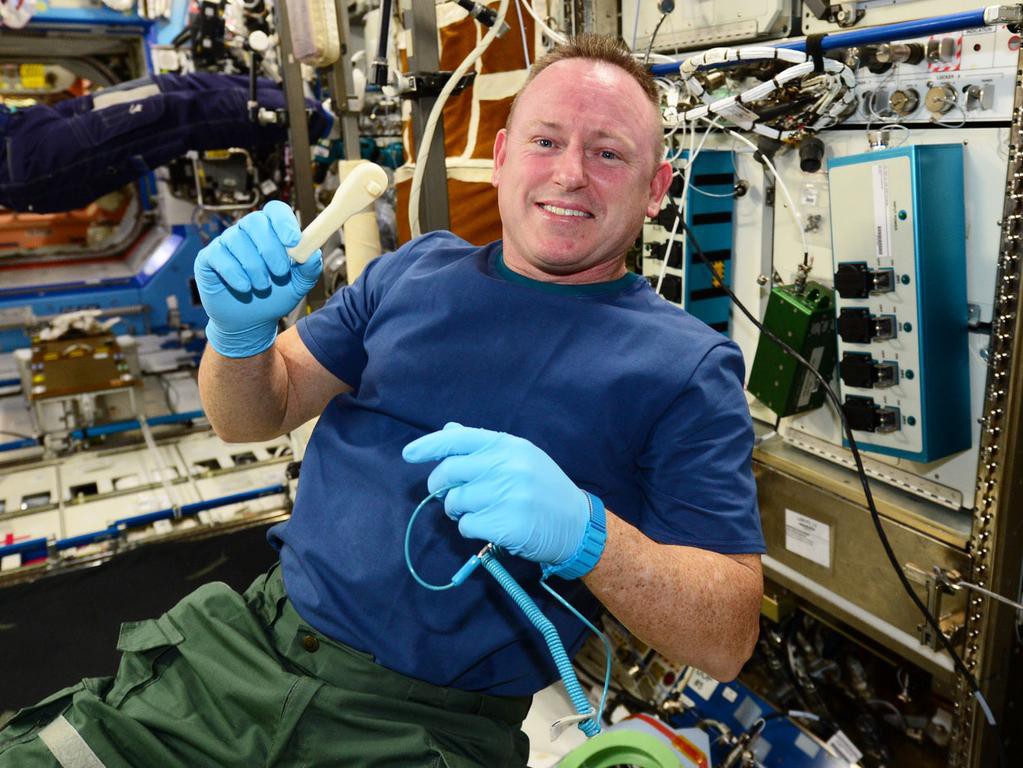 Barry «Butch» Wilmore med skrallen de akkurat har printet på Den internasjonale romstasjonen. Foto: NASA