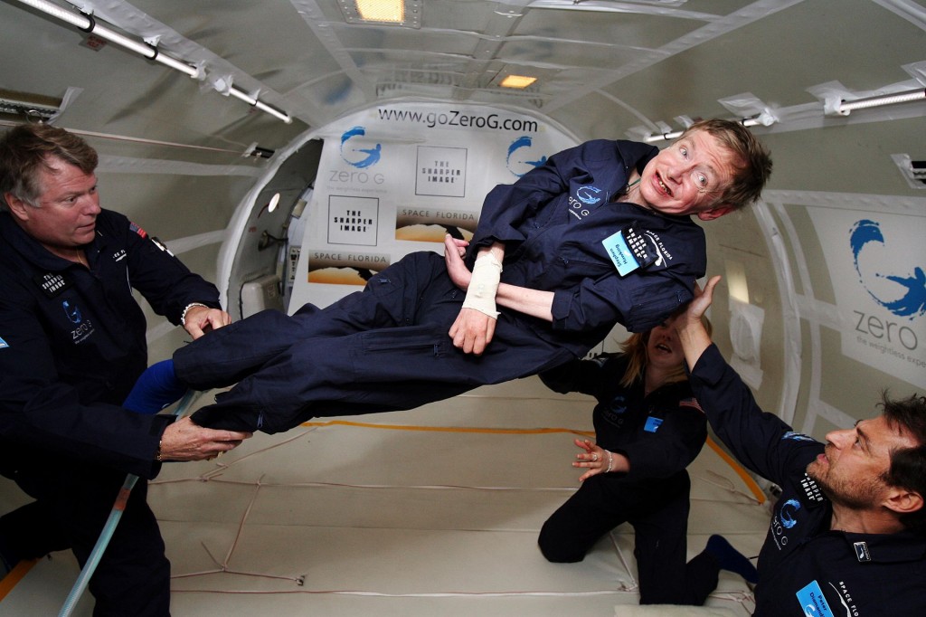 Stephen Hawking opplever vektløs tilstand ombord en modifisert Boeing 727, på hans 65. årsdag den 8. januar 2007. Foto: NASA/Jim Campbell/Aeronews Network/Wikimedia Commons