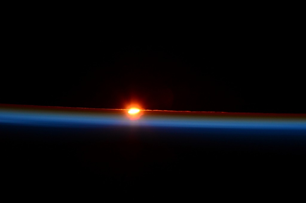 Soloppgang fra ISS under formørkelsen den 20. mars. Foto: Samantha Cristoforetti/NASA/ESA, via Flickr