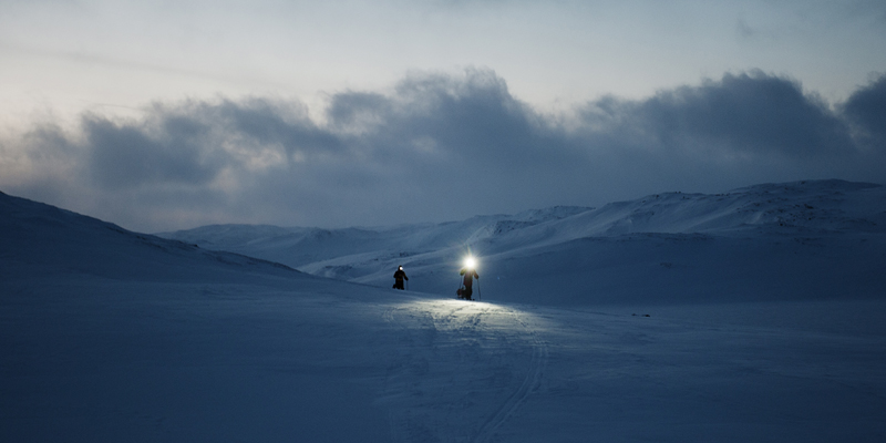 Night falls over Hardangervidda, but the athletes keep going.