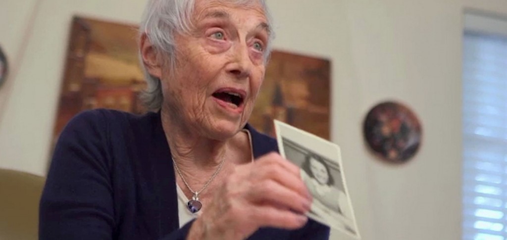 Nanette Konig viser frem skolebilde av seg selv. Nanette var en barndomsvenninne av Anne Frank, og de to møttes igjen på innsiden av Bergen-Belsen.