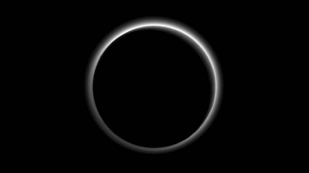 Pluto sett natt til 16. juli, fra to millioner kilometers avstand på bortsiden av Pluto. Foto: NASA/JHUAPL/SwRI