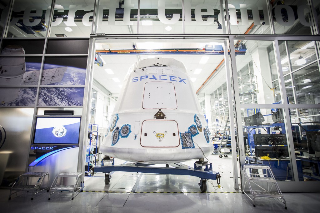 En Dragon-kapsel på vei ut av SpaceX-fabrikken i California i februar. Foto: SpaceX (offentlig eiendom)