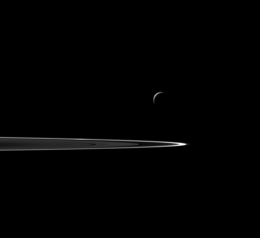 Enceladus bak Saturns ringer, etter forbiflygningen. Foto: NASA/JPL-Caltech/Space Science Institute