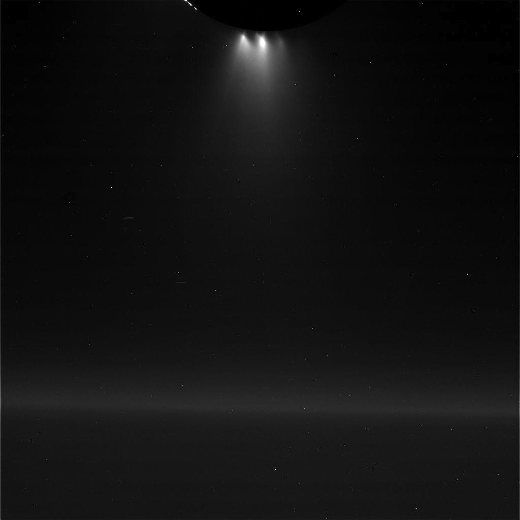 Ubehandlet bilde av Enceladus og geyserne. Foto: NASA/JPL-Caltech/Space Science Institute