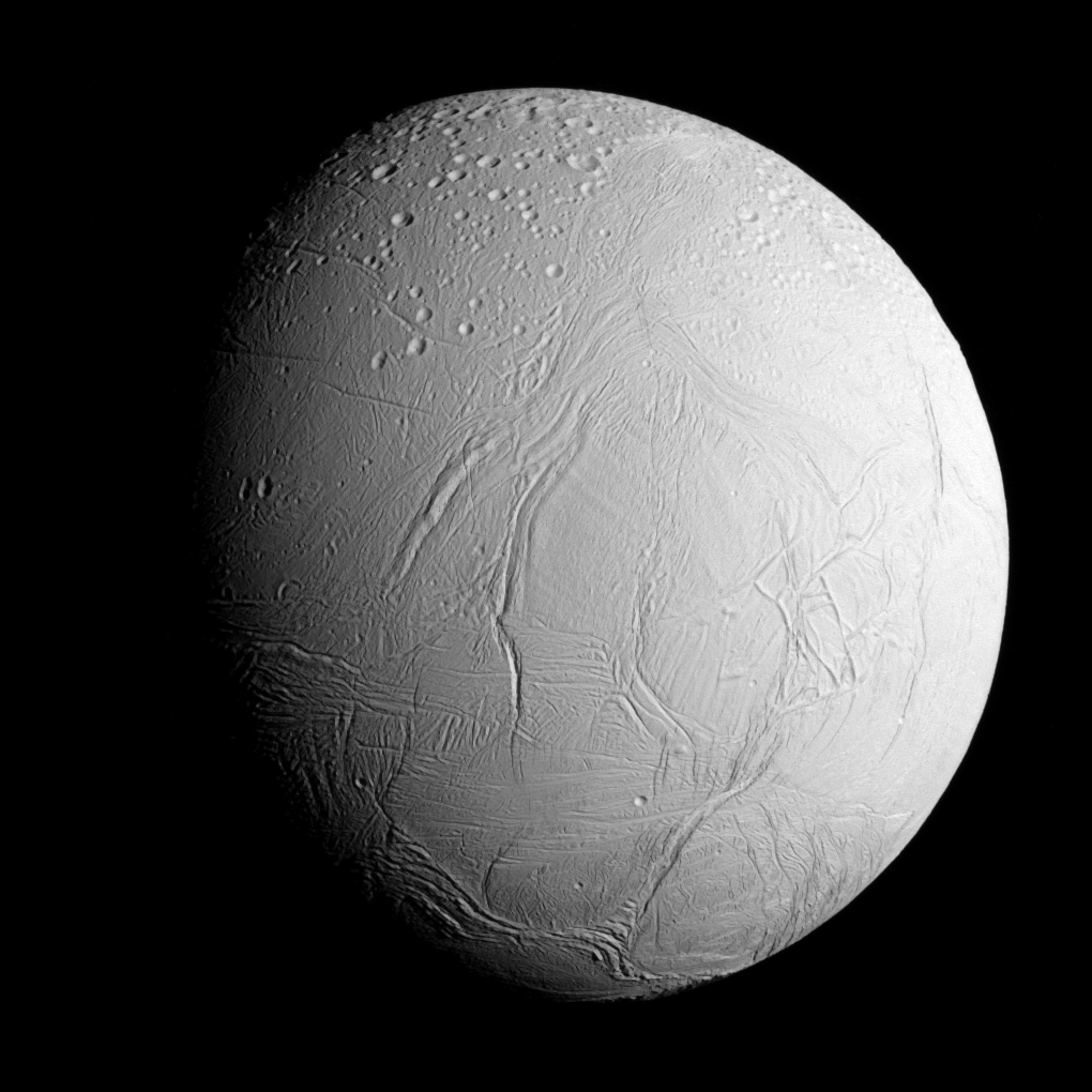 Bilde fra «innflygningen» mot Enceladus. Foto: NASA/JPL-Caltech/Space Science Institute