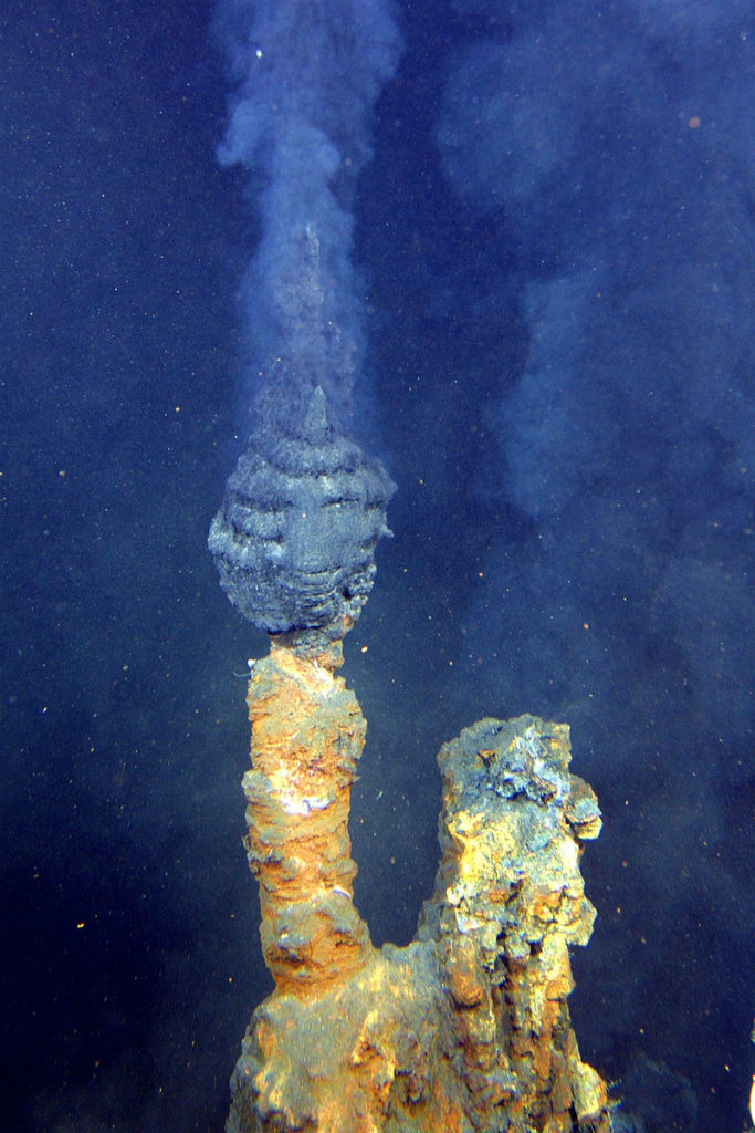 En såkalt «black smoker» hydrotermal skorstein. Foto: Offentlig eiendom, Wikimedia commons