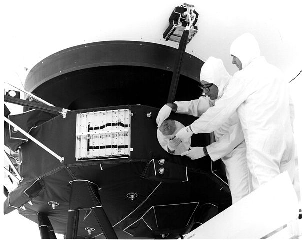 Gullplaten festes på Voyager 1. Foto: NASA