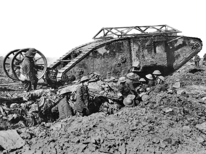 En britisk Mark I-tank («male») fra slaget ved Somme, fotografert i september 1916. Foto: Ernest Brooks. Bilde-id Q 2486 fra Imperial War Museums samlinger, offentlig eiendom.