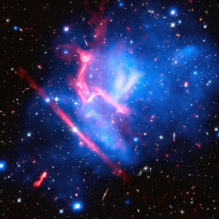 Foto: NASA, ESA, CXC, NRAO/AUI/NSF, STScI, og R. van Weeren (Harvard-Smithsonian Center for Astrophysics)